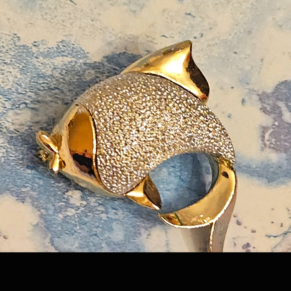 Vtg Gerry's Sparkly Two-Tone Gold Cute Kissing Fish Brooch Pin - Picture 2 of 8